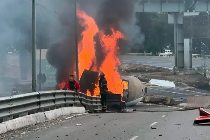 Foto: 19 muertos confirmados por explosión de pipa en México /Cortesía Foto: 19 muertos confirmados por explosión de pipa en México /Cortesía
