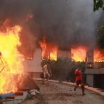 La furia en Nepal: protestantes incendian la casa del primer ministro (VIDEO) Foto: Incendian la casa del primer ministro de Nepal /