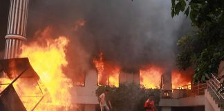 Foto: Incendian la casa del primer ministro de Nepal /