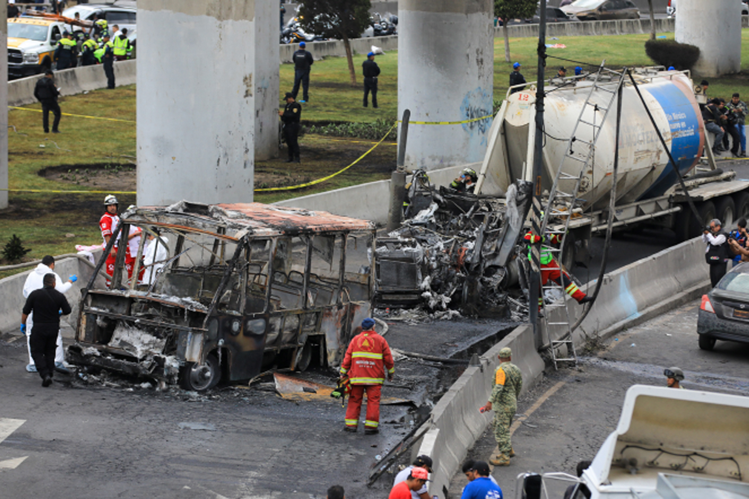 Foto: 19 muertos confirmados por explosión de pipa en México /Cortesía