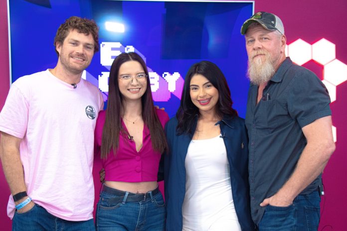 Foto: Finn Jones y Michael Cudlitz en el set de El Lobby TN8 previo al Comic Con