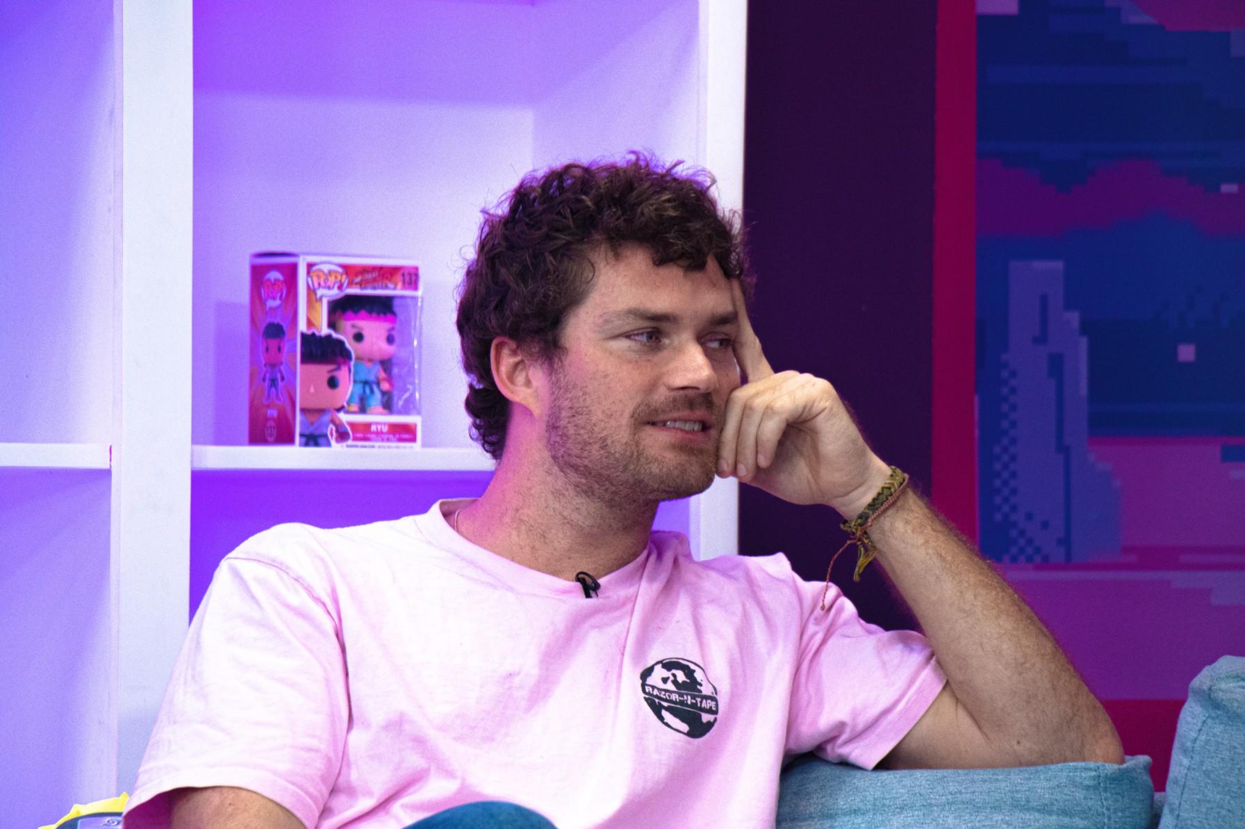 Foto: Finn Jones y Michael Cudlitz en el set de El Lobby TN8 previo al Comic Con