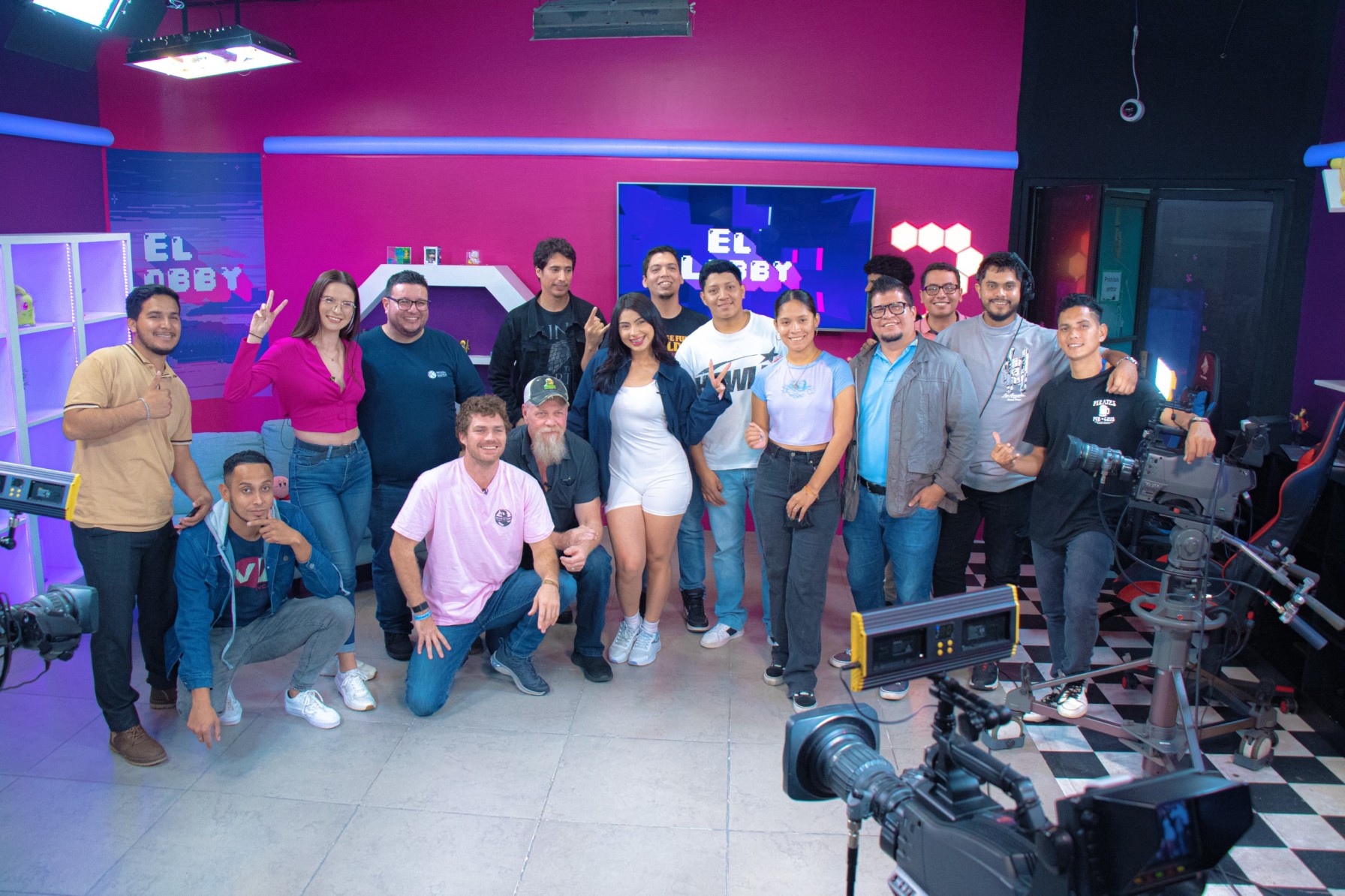 Foto: Finn Jones y Michael Cudlitz en el set de El Lobby TN8 previo al Comic Con