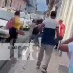 Golpes, patadas y «halada de mechas»: Pleito en Granada por un ladrón (VIDEO) Foto: Pleito en una calle de Granada / TN8