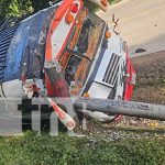 ¡Terminó en una alcantarilla! Aparatoso accidente con bus en carretera Río Blanco – Mulukukú Foto: Accidente con bus en trayecto entre Río Blanco y Mulukukú / TN8