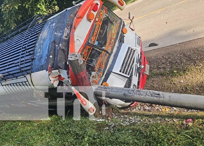 Foto: Accidente con bus en trayecto entre Río Blanco y Mulukukú / TN8 Foto: Accidente con bus en trayecto entre Río Blanco y Mulukukú / TN8