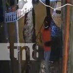 Foto: Sujeto desbarata cámaras de seguridad de una vivienda en el barrio Santa Rosa, Managua / TN8