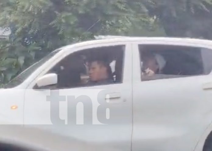 Foto: Captan a jóvenes en estado de ebriedad en un vehículo en Linda Vista, Managua / TN8 Foto: Captan a jóvenes en estado de ebriedad en un vehículo en Linda Vista, Managua / TN8
