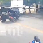 ¡Qué raro! Caponero imprudente se vuelca en una calle de Managua (VIDEO) Foto: Accidente con caponera en Managua / TN8