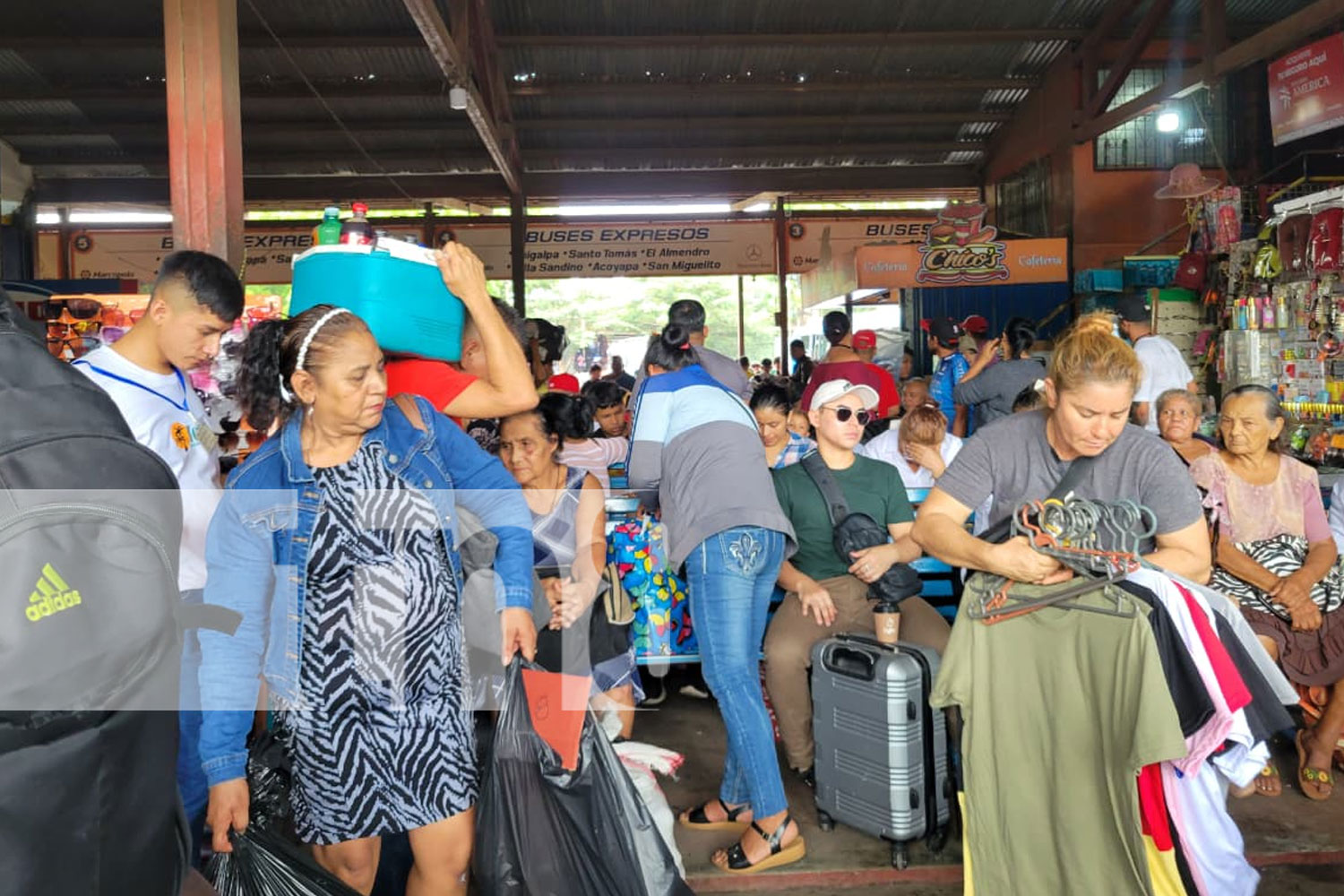 Foto: Familias abarrotan terminales en Managua durante la Semana Patria/ TN8