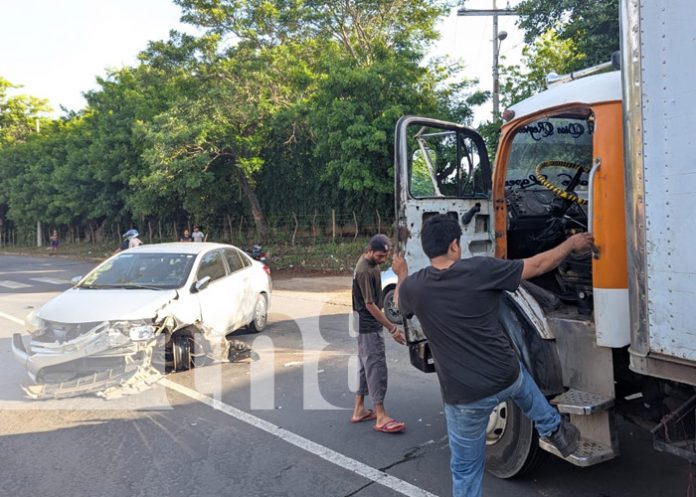 Foto: Fuerte choque en la Carretera Masaya - Granada / TN8 Foto: Fuerte choque en la Carretera Masaya - Granada / TN8