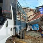 Niña se salva de milagro cuando camión sin frenos destruye vivienda en Bluefields Foto: Accidente con camión dentro de una vivienda en Bluefields / TN8