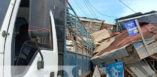 Foto: Accidente con camión dentro de una vivienda en Bluefields / TN8