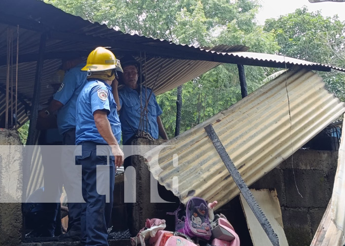 Foto: Incendio en una vivienda del barrio Laurel, en Managua / TN8