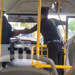 «¡Dame mis riales pues!»: Pleito viral en un bus de Managua (VIDEO) Foto: Agresión en un bus de Managua / TN8