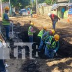 La filtración que convirtió una calle en trampa para vehículos en Managua Foto: Comarca Gaspar García Laviana (Managua) con afectaciones por agujeros / TN8