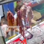 Señora se da color por robarse un tasajo de carne en un mercado de Managua (VIDEO) Foto: Robo de carne en un mercado de Managua / TN8