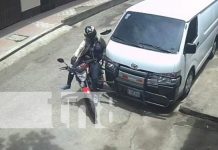 Vecinos auxilian a joven tras accidente en Managua; casco salva su vida Foto: Fuerte accidente en Managua / TN8