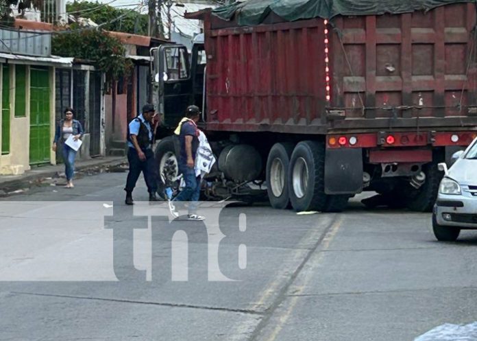 Foto: Accidente con motorizado y volquete en Linda Vista, Managua / TN8 Foto: Accidente con motorizado y volquete en Linda Vista, Managua / TN8