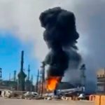 Explosión en refinería de Nuevo México provoca densa columna de humo Nuevo México