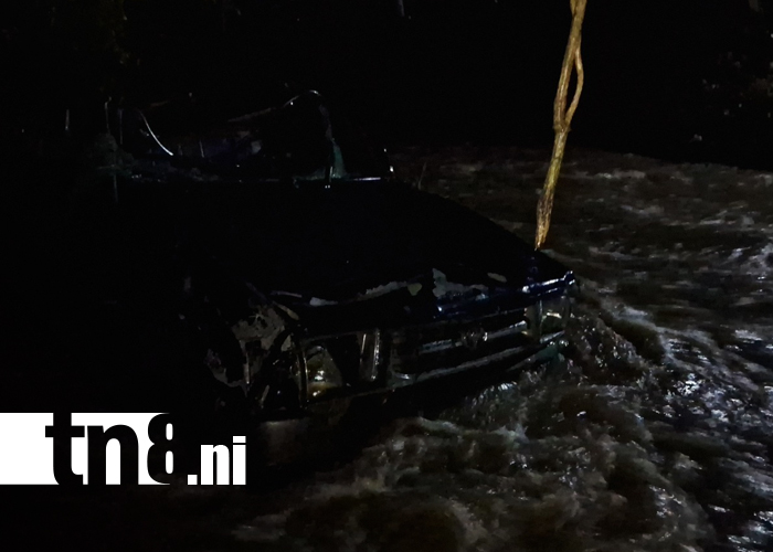 Foto: Conductor imprudente, intentó cruzar el río y fue arrastrado junto con su camioneta en Matagalpa/TN8