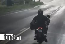 Indignación en redes: motociclista ebrio conduce con un niño en Chinandega Foto: Indignación en redes: motociclista ebrio conduce con un niño en Chinandega / TN8.ni