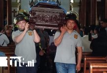 Nindirí despide con honores al bombero José Luis Aguinaga, víctima de fatal accidente de tránsito FOTO: Nindirí llora a su héroe: despiden al bombero José Luis Aguinaga/TN8