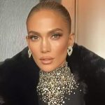 Jennifer Lopez reaparece con el collar “Bennifer” sorprendiendo a sus fans Foto: El polémico collar de Jennifer Lopez /cortesía