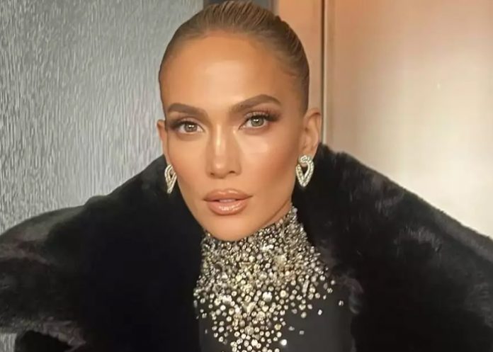 Foto: El polémico collar de Jennifer Lopez /cortesía