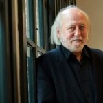 László Krasznahorkai recibe el Nobel de Literatura 2025 por su prosa apocalíptica Foto: László Krasznahorkai y su Nobel /cortesía