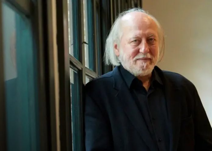 Foto: László Krasznahorkai y su Nobel /cortesía Foto: László Krasznahorkai y su Nobel /cortesía