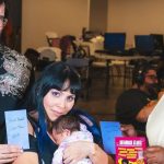 Ganó un torneo de Mortal Kombat con un bebé en brazos y se volvió leyenda gamer Foto: mamá gamer que arrasó en Mortal Kombat mientras cargaba a su bebé/Cortesía