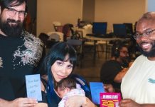 Ganó un torneo de Mortal Kombat con un bebé en brazos y se volvió leyenda gamer Foto: mamá gamer que arrasó en Mortal Kombat mientras cargaba a su bebé/Cortesía