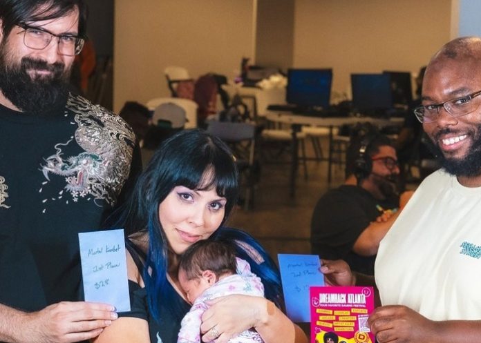 Foto: mamá gamer que arrasó en Mortal Kombat mientras cargaba a su bebé/Cortesía Foto: mamá gamer que arrasó en Mortal Kombat mientras cargaba a su bebé/Cortesía