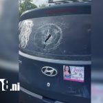 Ciudadana causa daños a vehículos con un tubo en el sector de la Asamblea Nacional Foto: Ciudadana causa daños a vehículos con un tubo en el sector de la Asamblea Nacional/TN8