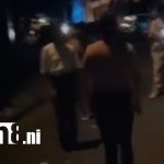 Dos jovencitas se enfrentan a golpes en plena calle de Waspam Sur Foto: Waspam Sur! Dos jovencitas desatan su furia en plena vía pública/TN8