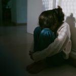 Arrestan a mujer en Florida por obligar a su hija a participar en videos sex*al*s Foto: Atrocidad en Florida /Cortesía