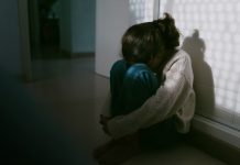 Arrestan a mujer en Florida por obligar a su hija a participar en videos sex*al*s Foto: Atrocidad en Florida /Cortesía