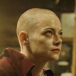 Emma Stone se rapa para Bugonia: ¿asistirías a una función donde debes hacerlo también?