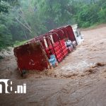 Tremendo susto: camión repartidor arrastrado por río en San Juan del Sur, Rivas Foto: Tremendo susto: camión repartidor arrastrado por río en San Juan del Sur, Rivas /TN8