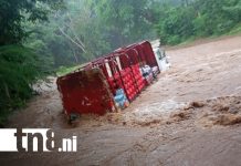 Tremendo susto: camión repartidor arrastrado por río en San Juan del Sur, Rivas Foto: Tremendo susto: camión repartidor arrastrado por río en San Juan del Sur, Rivas /TN8