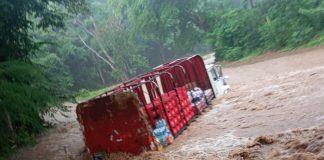Foto: Tremendo susto: camión repartidor arrastrado por río en San Juan del Sur, Rivas /TN8