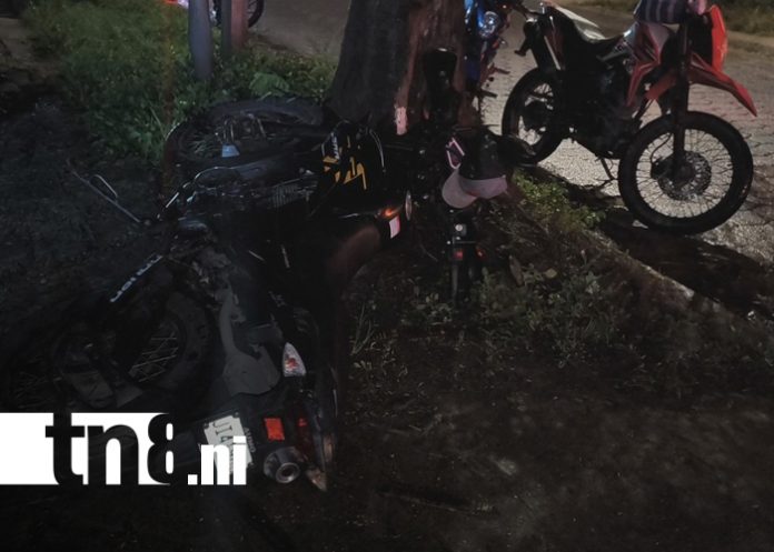 1 Foto: Motociclistas lesionados tras chocar con taxi cerca del Parque de la Familia en Estelí/TN8