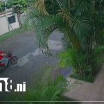 Motociclista armado captado robando en Managua Foto: Motociclista armado roba en Managua/TN8