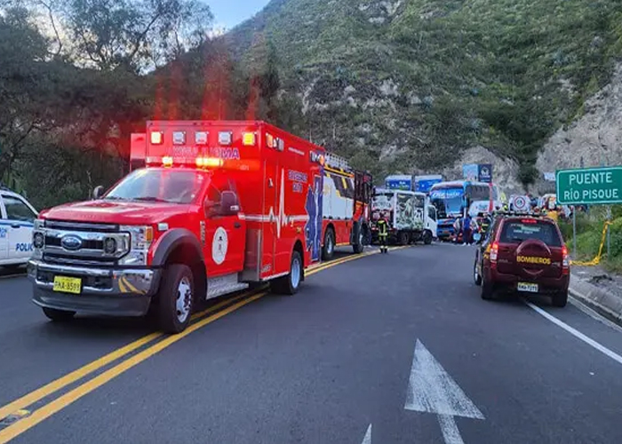 Foto: Choque frontal destruye dos autobuses en Uganda/ Cortesía