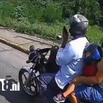 Par de motociclistas estrellas exponen a niños al peligro en Managua Foto: Imprudentes captados en las calles de Managua /TN8