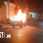 Llamas consumen microbús en plena calle del barrio Zaragoza, León Foto: Fuego devora vehículo en el barrio Zaragoza, León /TN8