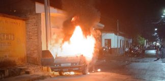 Foto: Fuego devora vehículo en el barrio Zaragoza, León /TN8