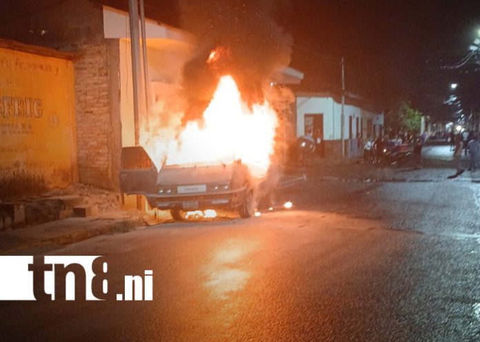 Foto: Fuego devora vehículo en el barrio Zaragoza, León /TN8 Foto: Fuego devora vehículo en el barrio Zaragoza, León /TN8