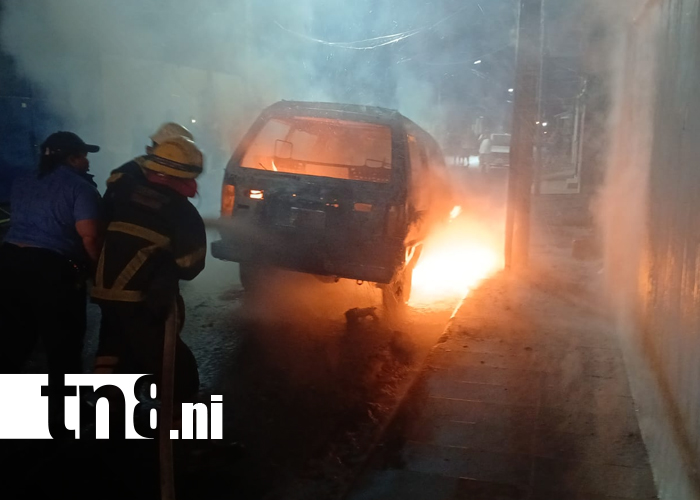Foto: Fuego devora vehículo en el barrio Zaragoza, León /TN8